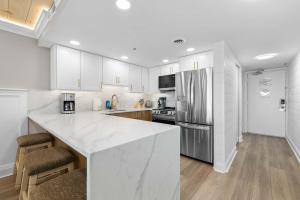 Кухня или мини-кухня в Spectacular Oceanfront Escape - Unit 1103
