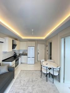 阿拉尼亚Rubin residence的配有桌椅的厨房和客厅