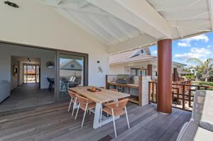a kitchen and dining room with a table and chairs at Blue Bay - Jazmyn 41 Villa in Blue Bay
