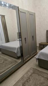 une chambre avec deux lits et un miroir dans l'établissement happy Guesthouse, à Kobuleti
