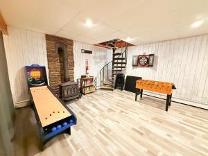 an empty room with a ping pong table and a video game at Bethel Escape Hot Tub 4 beds Game Room and Fire pit Fully Stocked Kitchen in Smallwood