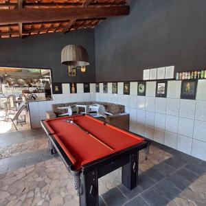 a ping pong table in a room with a ping at Rancho do Veio - Jarinu in Jarinu