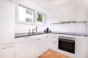 Kuchyň nebo kuchyňský kout v ubytování EH Apartments Urban