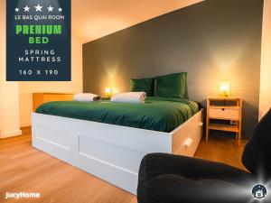 a bedroom with two beds with green sheets at Le 44 Saint-Louis in Boulogne-sur-Mer