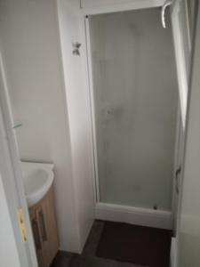 un baño con ducha y lavabo en Camping rivages des Landes, en Aureilhan