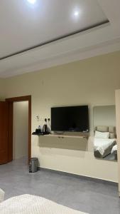 a living room with a flat screen tv on a wall at استديو جديد in Hail