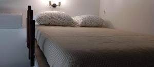 un lit avec deux oreillers dessus dans une chambre dans l'établissement Jamm Mare e Monti Tiny house, à Orebić