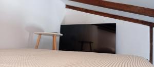 une chambre avec un lit et une cheminée dans l'établissement Jamm Mare e Monti Tiny house, à Orebić