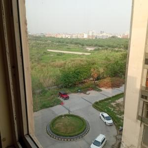 Blick auf einen Parkplatz aus dem Fenster in der Unterkunft Organic Stay in Greater Noida