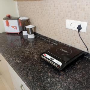 eine Fernbedienung auf einer Küchentheke in der Unterkunft Organic Stay in Greater Noida