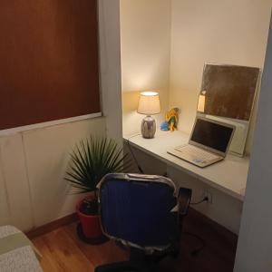 ein Schreibtisch mit einem Laptop darauf in der Unterkunft Organic Stay in Greater Noida