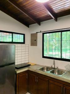 Nhà bếp/bếp nhỏ tại Casa Hoja Eco-Cabina Surf House