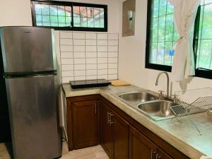 Nhà bếp/bếp nhỏ tại Casa Hoja Eco-Cabina Surf House