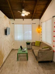 TV/trung tâm giải trí tại Casa Hoja Eco-Cabina Surf House