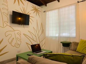 TV/trung tâm giải trí tại Casa Hoja Eco-Cabina Surf House +45 ảnh