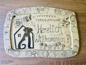 皮尔纳Ferienwohnung Zum Vierbeiner的桌子上放着一个生日蛋糕，上面写着 apticilli 管理员