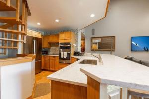 Η κουζίνα ή μικρή κουζίνα στο Strawberry Park #605 condo