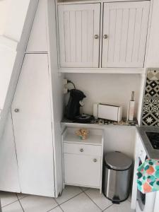 Kuchyňa alebo kuchynka v ubytovaní Appartement T2 Cabine, mezzanine Saint Pierre la mer 4oliv41