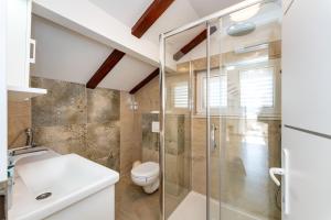 Koupelna v ubytování Apartmani Lelu + 37 fotografií