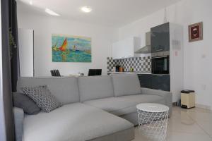 Kuchyňa alebo kuchynka v ubytovaní Sesar Apartments Krk - No. 2 Vinko
