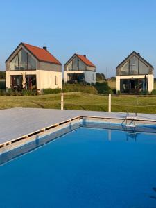 RybicalRybical 42的一栋房子前面有游泳池