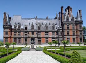 a large castle with a garden in front of it at Ty-koad in Laz