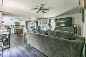 een woonkamer met een bank en een keuken bij Quiet Oasis NearTown & Hospital in Simpsonville