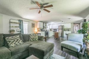 een woonkamer met een bank en een plafondventilator bij Quiet Oasis NearTown & Hospital in Simpsonville