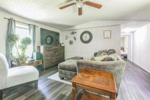 een woonkamer met een bank en een tafel bij Quiet Oasis NearTown & Hospital in Simpsonville