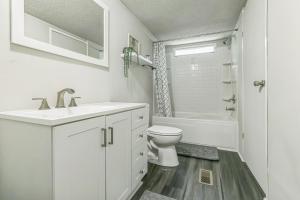 een witte badkamer met een wastafel en een toilet bij Quiet Oasis NearTown & Hospital in Simpsonville +25 foto's