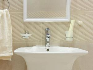 une salle de bain avec un lavabo blanc et un miroir dans l'établissement غرفة وصالة مساحة واسعة, à Riyad 19 autres photos