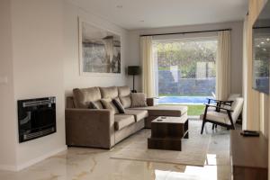 a living room with a couch and a table at Villa Julieta in Ferreiros de Avões