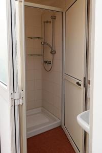 un bagno con doccia e lavandino di oasis home a Reitani