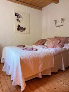 Postel nebo postele na pokoji v ubytování Rävåkra B&B Österlen