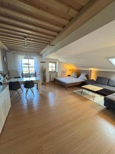 Posezení v ubytování Ferienwohnung WaldGlück mit Pool & Sauna