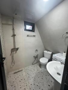 Un baño con ducha, inodoro y lavabo. en Sweet Cottage, en Kobuleti