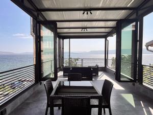 una sala da pranzo con vista sull'oceano di Villa Tatjana Apartments a Struga