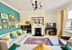 a living room with a couch and a fireplace at Stunning 2 bed, 2 bath Summertown Oxford in Oxford