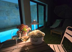 Bazén v ubytovaní Loft con piscina climatizada de agua salada y parking en el centro de Figueres alebo v jeho blízkosti