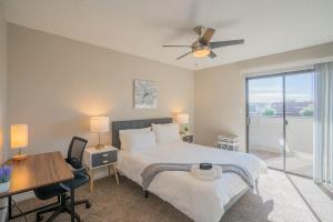 Ένα ή περισσότερα κρεβάτια σε δωμάτιο στο Modern 2BD - Parking, Gym, Pool - Sleeps 8 - 5 Min Casino