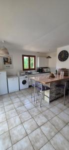 Kuchyň nebo kuchyňský kout v ubytování Maison de campagne avec piscine privative