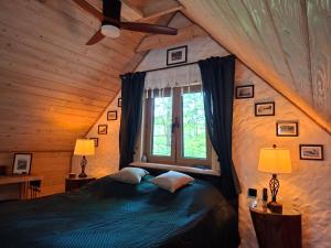 Ένα ή περισσότερα κρεβάτια σε δωμάτιο στο Woodland House 2