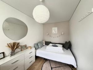 ein Schlafzimmer mit einem Bett und einem Spiegel in der Unterkunft Baltic Zen in Sillamäe