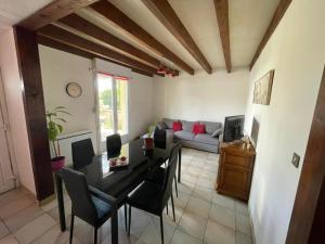 Posezení v ubytování Bienvenue entre lacs, balades et culture + 11 fotografií