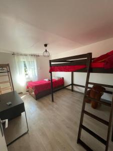 Postel nebo postele na pokoji v ubytování Bienvenue entre lacs, balades et culture