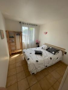 Postel nebo postele na pokoji v ubytování Bienvenue entre lacs, balades et culture