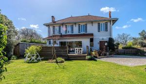 a house with a fence and a yard at L'Estanquet Bed and Breakfast pdj offert in Gastes