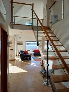 un soggiorno con scala in una casa di The Curlew a Carrigart Altre 43 foto