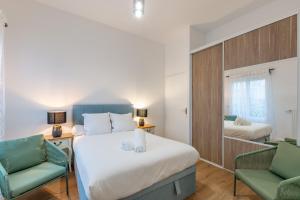 a bedroom with a bed and two chairs at Charming Lodge Disneyland Paris - 4 pers - 1 Ch - 15 min in Chessy