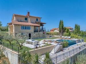a villa with a swimming pool and a house at Villa Clara Meloni in Motovun